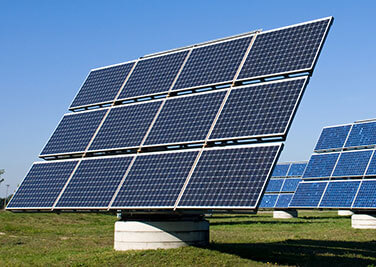 Swivelling solar panels